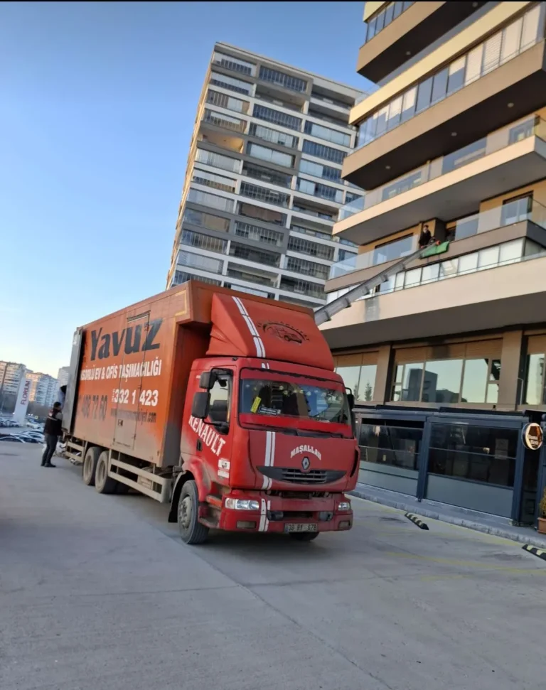 Ankara'da yüksek katlı sitede asansörlü nakliyat - Yavuz Nakliyat kamyonu