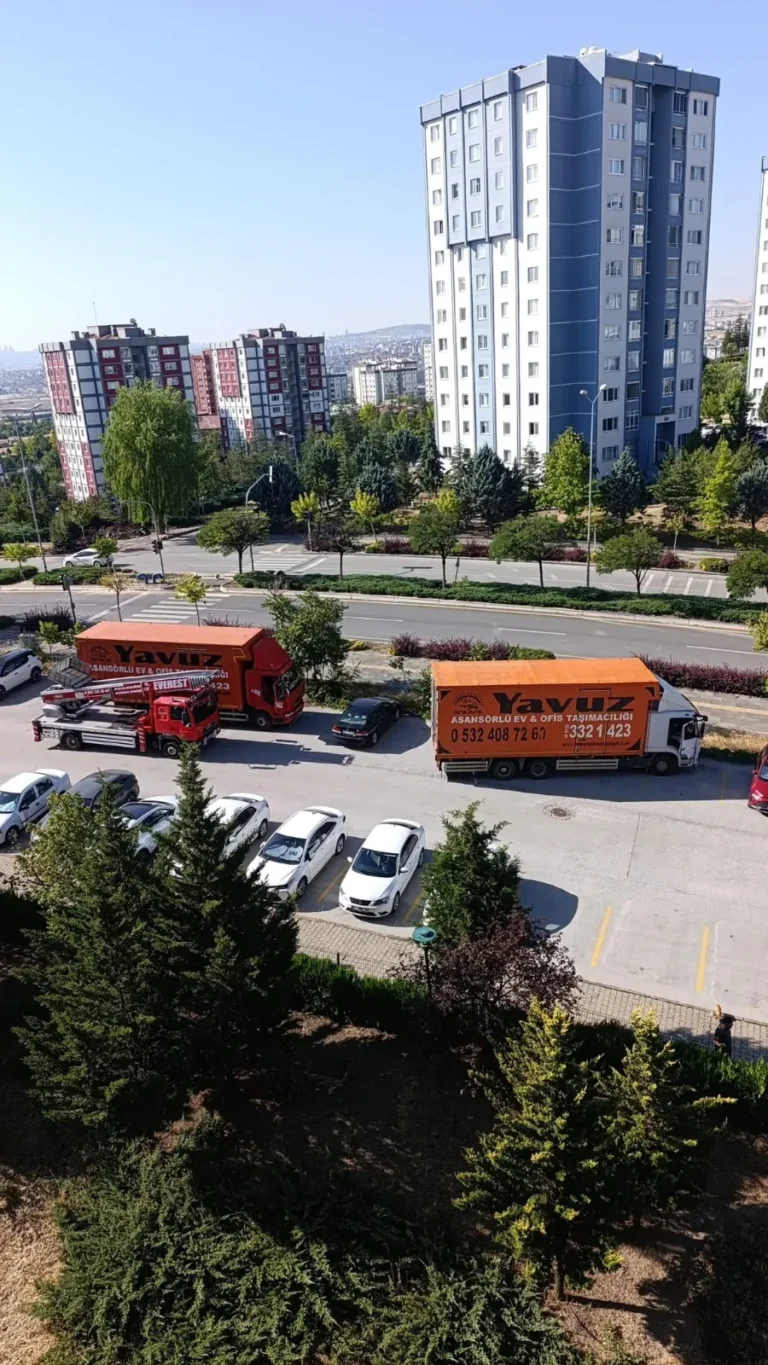 Ankara'da site içinde iki Yavuz Nakliyat kamyonu ve asansör ile taşıma