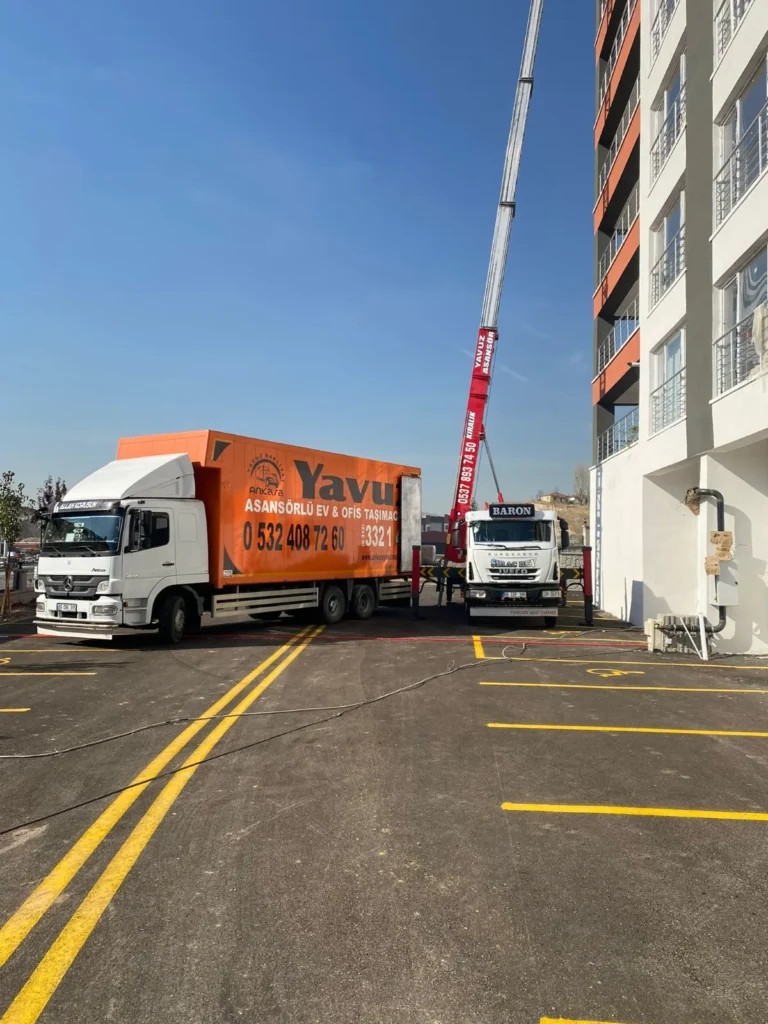 Yavuz Nakliyat kamyonu ve mobil asansör ile yüksek kat ev taşıma