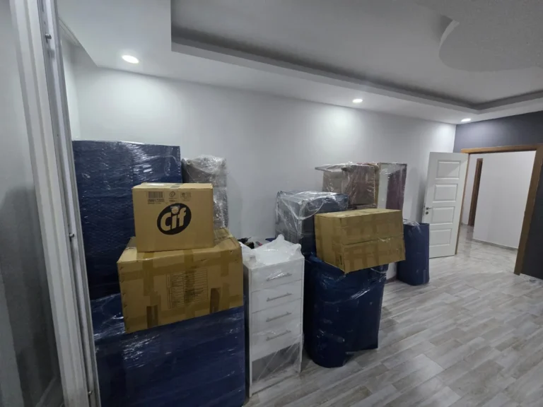 Kolilenmiş ve paketlenmiş ev eşyaları taşımaya hazır