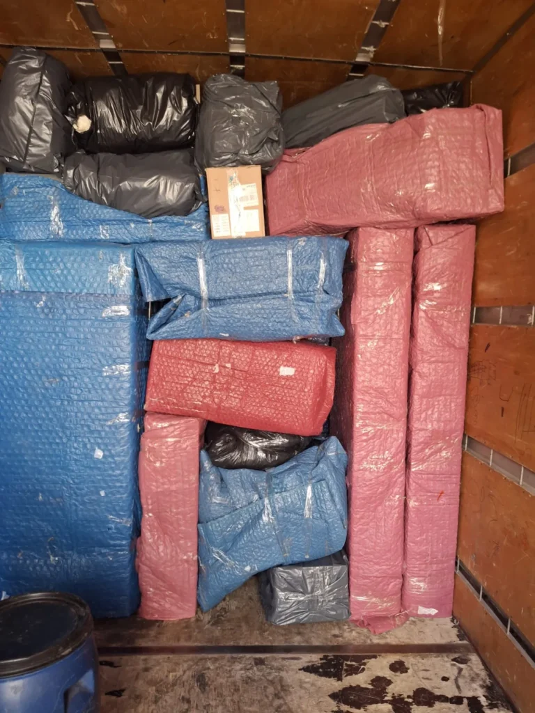 Kapalı kasa kamyonda düzenli eşya yerleşimi