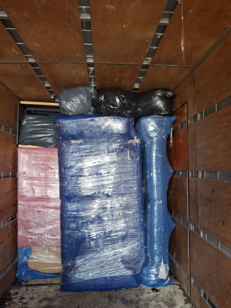 Kapalı kasa nakliyat kamyonuna paketli eşya yükleme
