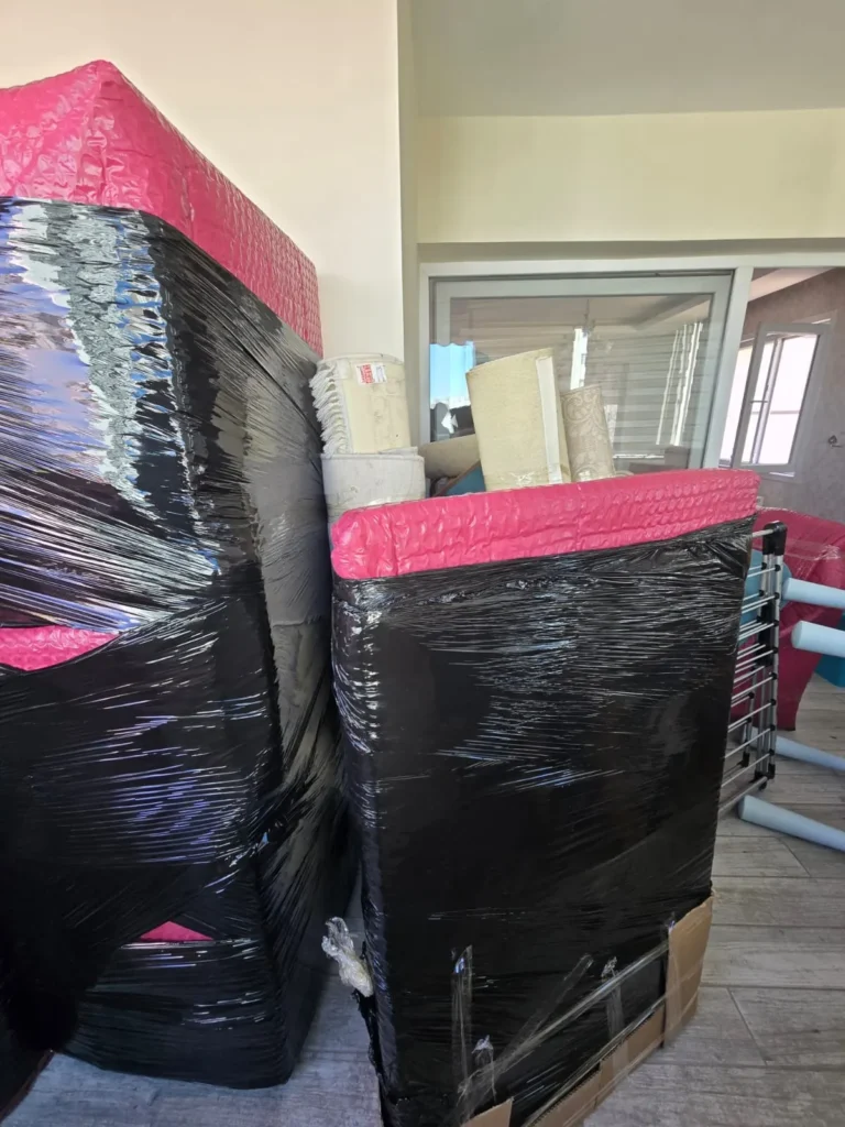 Siyah streç film ve balonlu naylonla paketlenmiş koltuklar