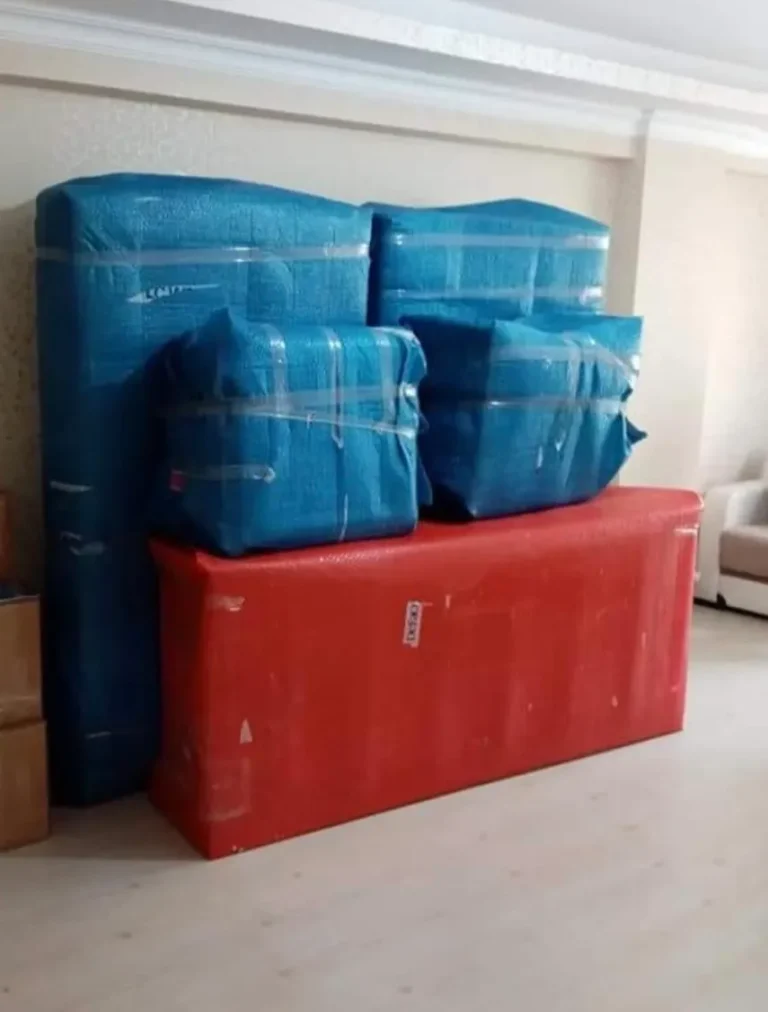 Balonlu naylonla korunan koltuk takımı