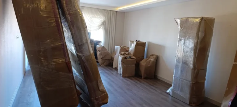 Kraft kağıt ve streç filmle paketlenmiş mobilyalar