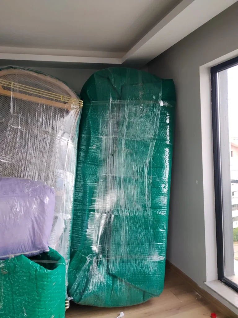 Paketlenmiş yatak başlığı ve dolap